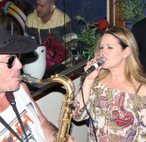 Tal singing alongside a saxophone player